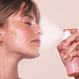 OLEHENRIKSEN Truth Peach Glaze Glow Mist meglica za obraz z vitaminom C 80 ml | Shoptok.si