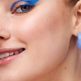 Essence Superman osvetljevalec v paličici odtenek 02 Mighty 9.5 g | Shoptok.si