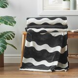 Sassy B Črno-belo pregrinjalo iz mikropliša 200x240 cm Waves – | Shoptok.si