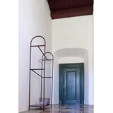 Mette Ditmer Denmark Bordo rdeče kovinsko stojalo za oblačila 92x186x39 cm Arch &amp;ndash; Slike