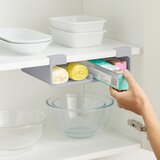 Joseph Joseph Sivo plastično viseče držalo za kuhinjske brisače in folijo CupboardStore – | Shoptok.si
