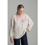 FASHION Beige oversize blouse with a decorative flower Cijene
