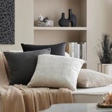 Mömax Okrasna Blazina Leo | Shoptok.si