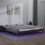vidaXL LED posteljni okvir medeno rjav 140x190 cm trden les Cene