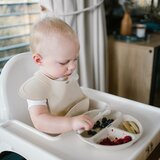 BabyOno silikonski okrugli tanjur s odjeljcima i vakuumom 6 m+, bež | shoptok.hr