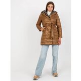 Fashion Hunters Transitional camel quilted jacket with a belt Cene