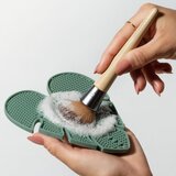 Ecotools Makeup Brush Cleansing Pad krtačka za čiščenje čopičev 1 kos | Shoptok.si