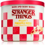 Bath & Body Works Stranger Things Argyle's Pineapple Pizza dišeča sveča 411 g | Shoptok.si