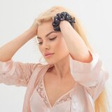 Crystallove Crystalized Silk Scrunchie svilena gumica za kosu boja Black 1 kom | shoptok.hr