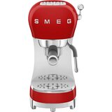 Smeg ECF02RDEU Espresso aparat za kavu u stilu pedesetih, crveni, rucni utisak | shoptok.hr