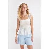 Defacto Fitted Square Neck White Crinkle Fabric Sleeveless Blouse Cene