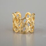  Široki prsten s ažuriranim ornamentom, pozlata 14 k | shoptok.hr