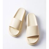 D/CEO White slides Ypsy | Shoptok.si