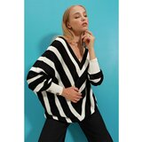 Trend Alaçatı Stili Women's Black-White V-Neck Bias Striped Oversize Knitwear Sweater Cene