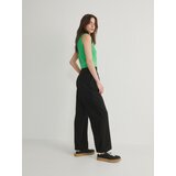 Reserved - Hlače s asimetričnim pojasom - crno | shoptok.hr