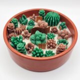NOBAMO Svijeća Sahara - Ciglasto crvena / Island Kokos, Mango, Limeta | shoptok.hr