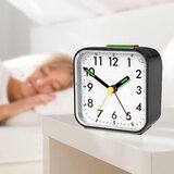Venisymlis Tiha Budilka Tiha Analogna Ura Ob Postelji Brez Tikanja Na Baterije, (22059844) | Shoptok.si