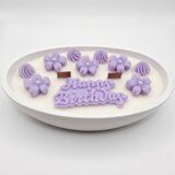 NOBAMO Svijeća Happy Birthday - Bijela / Ljubičasta / Trešnja i Bademi | shoptok.hr