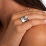  Široki prsten s razdjelnicom u sredini, srebrne boje | shoptok.hr