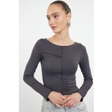 Trendyol Anthracite Viscose Soft Touch Fitted/Fits the Body Piping Detailed Crop Flexible Knitted Blouse Cene