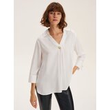 Reserved bluza z okrasnim gumbom - bela Cene