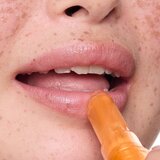 Essence HEART CORE tonirani balzam za ustnice s sijajem odtenek 04 Peach Please! 3 g | Shoptok.si