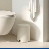 Wenko Kremno bel plastičen koš za smeti s pedalom 5 l Fablo – | Shoptok.si