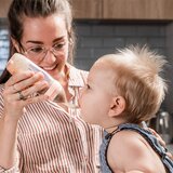 Haakaa steklenička plastična z žličko za hranjenje gray | Shoptok.si