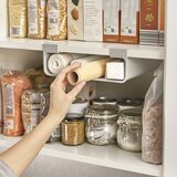 Joseph Joseph Sivo plastično viseče držalo za kuhinjske brisače in folijo CupboardStore – | Shoptok.si