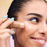 Essence Superman osvetljevalec v paličici odtenek 02 Mighty 9.5 g | Shoptok.si