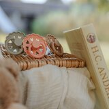 FRIGG® tolažilna duda fairytale natural rubber the ugly duckling & the little match girl | Shoptok.si
