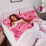 Sassy B Rožnata rjuha 131x215 cm Pouting Lips – u