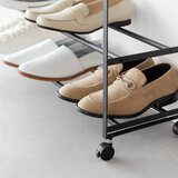 YAMAZAKI Črno kovinsko stojalo za čevlje 90,5x87x26 cm Tower – | Shoptok.si
