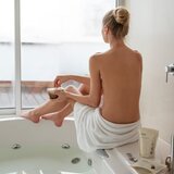Ahava Dead Sea Salt Calming Lavender mineralna sol za kopel iz Mrtvega morja 907 g | Shoptok.si