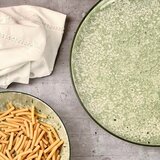 ONA Zelen/kremno bel krožnik iz kamenine ø 27 cm Gravel – | Shoptok.si