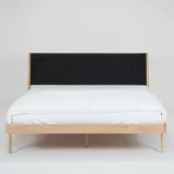 Gazzda postelja iz masivnega lesa s črnim vzglavjem Fawn, 160 x 200 cm