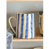 Bloomingville Bela/modra lončena skodelica 440 ml Begonia – | Shoptok.si