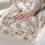 Douceur d intérieur Bež odeja iz umetnega krzna 180x220 cm Cheyenne – | Shoptok.si