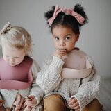 Mushie silikonski slinček blush | Shoptok.si