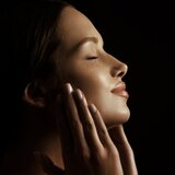 Sisley Supremÿa The Supreme Anti-Aging intenzivno vlažilni in tonizirajoči losjon za obraz proti staranju kože 50 ml | Shoptok.si