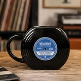 skodelica v obliki vinilne plošče