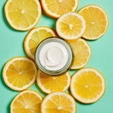 Garnier skin naturals vitamin c glow jelly gel za posvetlitev in vlaženje kože z vitaminom c 50 ml za ženske | Shoptok.si