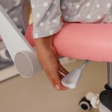 Kondela Prilagodljiv stol z oporo in pasi, roza/bela, ANAIS | Shoptok.si