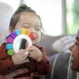 BABY EINSTEIN Outstanding Opus Rattle & Teether Sensory Toy grizalo z ropotuljico 1 kos | Shoptok.si