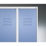 C+P Dvonadstropna garderobna omara Classic PLUS, 3 deli, svetlo sive / encijan modre barve, VxŠ 1850 x 900 mm, talni drsniki, vrtljiv zapah | Shoptok.si