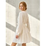 Sinsay Mini haljina s V izrezom i remenom od viskoze s dodatkom lana | shoptok.hr