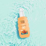 Garnier ambre Solaire Kids Sun Protection Spray SPF50 vodootporni sprej za zaštitu od sunca za tijelo i lice 150 ml | shoptok.hr