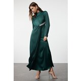 Trendyol Emerald Green Stone Belted Long Satin Woven Evening Dress Cene