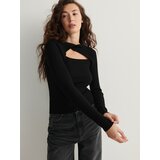 Reserved pulover z izrezom - črna | Shoptok.si