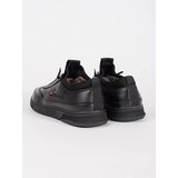 Shelvt Black Insulated Sports Shoes | Shoptok.si